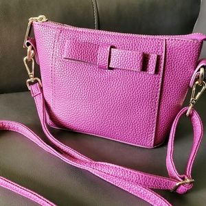 Pebble Leather Crossbody Bag in Raspberry